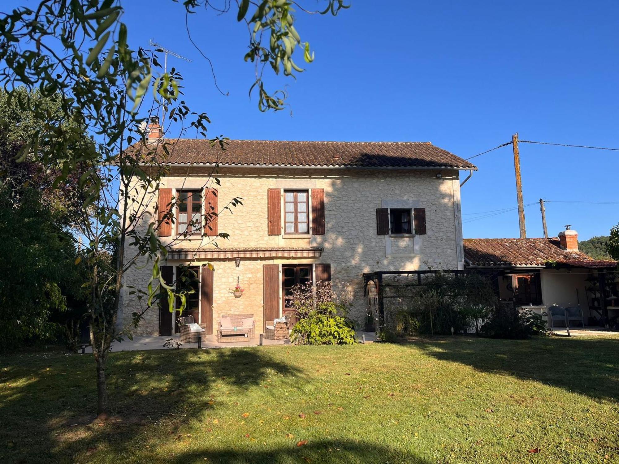 Les Bruyeres B&B Montbron Екстериор снимка