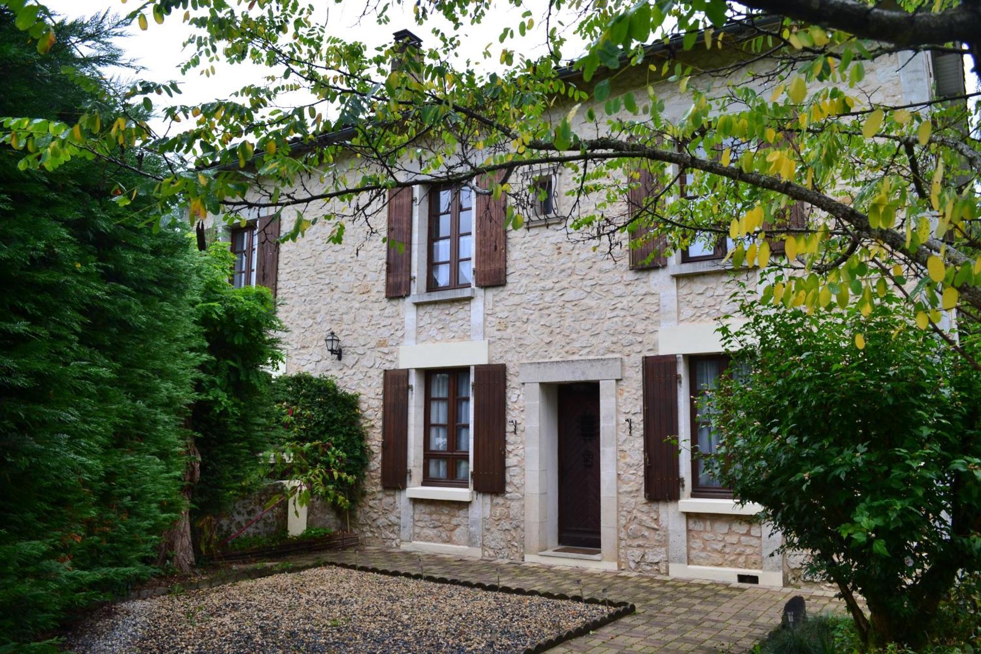 Les Bruyeres B&B Montbron Екстериор снимка